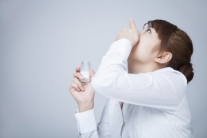 薬を飲む女性